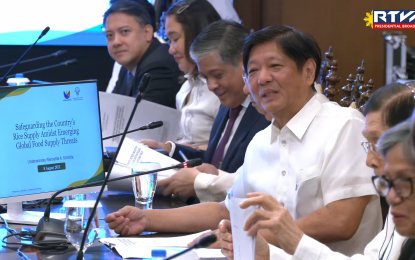 <p class="p1"><strong>ENOUGH RICE SUPPLY.</strong> President Ferdinand R. Marcos Jr. meets with private sector stakeholders at the State Dining Room of Malacañan Palace in Manila on Tuesday (Aug. 8, 2023) to discuss the status of the rice industry. During the meeting, Marcos guaranteed that the country has enough supply even after the El Niño phenomenon next year. <em>(Screenshot from Radio Television Malacañang)</em></p>