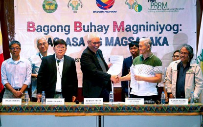 <p><strong>BOOSTING COCO INDUSTRY.</strong> PCA administrator Bernie Cruz (center), CCFOP-CONFED executive director Charles Avila (2nd from left) and PRRM president Edicio dela Torre (2nd from right) show a copy of a memorandum of understanding at the PCA office on Wednesday (Aug. 9, 2023). The pact is aimed at pursuing massive planting and replanting and reinvigorating the coconut industry. <em>(PNA photo by Ben Briones)</em></p>
