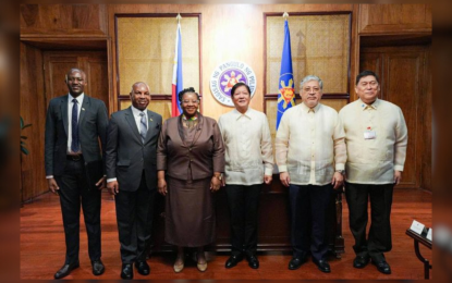 <p><strong>PH-ZIMBABWE TIES.</strong> President Ferdinand R. Marcos Jr. (3rd from right) poses with Zimbabwean non-resident Ambassador-Designate to the Philippines Constance Chemwayi (3rd from left) during the latter’s visit in Malacañang to present her credentials on Thursday (August 10, 2023). Marcos expressed his willingness to enhance bilateral cooperation between the Philippines and Zimbabwe, particularly in agriculture and education. <em>(Photo from the Presidential News Desk)</em></p>