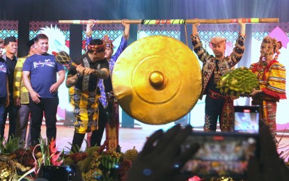 <p><strong>KADAYAWAN FESTIVAL.</strong> Davao City Mayor Sebastian Duterte hits the gong to signal the start of the 38th Kadayawan Festival on Thursday (Aug. 10, 2023). Celebrating the bountiful harvest and cultural diversity, the festival also promotes the heritage and tradition of the city's 11 ethnolinguistic groups. <em>(PNA photo by Robinson Niñal Jr.)</em></p>