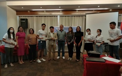 <p><strong>ASSISTANCE</strong>. Overseas Workers Welfare Administration (OWWA) chief Arnaldo Ignacio (fifth from left) leads the awarding of financial assistance to eligible overseas Filipino workers and dependents from the city and province of Iloilo on Aug. 12, 2023. OWWA Western Visayas officer-in-charge Rizza Joy Moldes on Monday (Aug. 14, 2023) said from January to July this year, they released over PHP10 million to their scholars under the Education for Development Scholarship Program (EDSP). <em>(PNA photo by PGLena)</em></p>