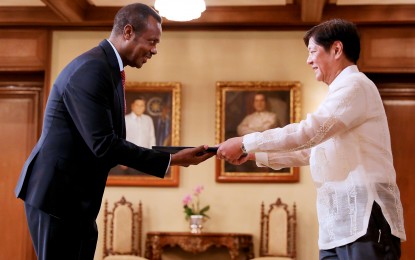 <p>President Ferdinand R. Marcos Jr. (right) and Ethiopian Ambassador Dessie Dalkie Dukamo (left)<em> (PNA photo by Rolando Mailo)</em></p>