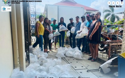 <p><strong>FINGERLINGS DISTRIBUTION.</strong> Fisherfolk in Ilocos Norte receive tilapia fingerlings in this undated photo. To aid in the early recovery of fisherfolk, the BFAR reported on Aug. 16 that over 400,000 tilapia and catfish fingerlings were distributed to typhoon-affected fisherfolk in the province. (<em>PNA photo courtesy of BFAR</em>)</p>