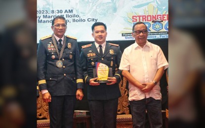 <p><strong>REGION’S BEST</strong>. Philippine National Police chief Gen. Benjamin C. Acorda, San Jose de Buenavista Municipal Police Station acting chief Major Geremy Ian Magbanua, and Mayor Elmer Untaran (left to right) pose for a photo after the awarding of the Best Municipal Police Station (MPS) in Western Visayas in a hotel in Iloilo City on August 14, 2023. Magbanua on  Wednesday (August 16, 2023) said the collaborative effort of the San Jose de Buenavista MPS personnel and the strong support of LGU led them to bag the award. (<em>PNA photo courtesy of San Jose de Buenavista LGU</em>)</p>