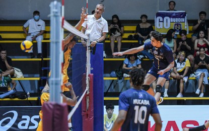 <p><strong>POWERFUL SPIKE</strong>. National University's Leo Aringo (right) scores against two defenders from Far Eastern University during the V-League Collegiate Challenge men's division at the Paco Arena in Manila on Wednesday (Aug. 16, 2023). The Bulldogs won 25-22, 25-22, 25-19. <em>(Photo courtesy of V-League)</em></p>