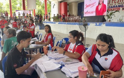 <p><strong>AID TO STUDENTS</strong>. Some of the 1,297 students from Ilocos Norte receive educational assistance at the Mini Cultural Center in San Nicolas, Ilocos Norte on Thursday (Aug. 17, 2023). Funded by the Department of Social Welfare and Development through the initiative of Senator Imee Marcos, each recipient received up to a maximum of PHP10,000. <em>(PNA photo by Leilanie G. Adriano)</em></p>