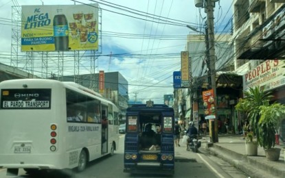 <p><strong>MODERN JEEPS</strong>. A modern jeepney and a traditional jeepney run side by side the southern routes of Metro Cebu in this undated photo. LTFRB-7 regional director Eduardo Montealto Jr. on Thursday (Oct. 5, 2023) said 40 modern jeepneys will be deployed to the commercial district at Cebu IT Park to cater to transport needs of 80,000 call center agents working in the area.<em> (PNA file photo)</em></p>