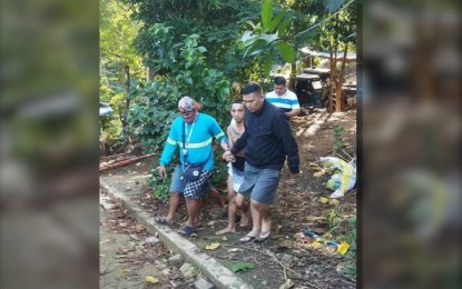 <p><strong>BUSTED.</strong> Escaped convict Michael Cataroja (center) is captured by the Angono police at his residence in Sitio Minahan Bato, Barangay San Isidro on Thursday (Aug. 17, 2023). The 25-year-old, who is serving a 10-year-sentence for violation of the anti-fencing law, was first reported missing on July 15.<em> (BuCor photo)</em></p>