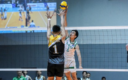 <p><strong>ONE-ON-ONE.</strong> De La Salle team captain John Mark Ronquillo tries to score against UST's Rey Miguel De Vega during the V-League Collegiate Challenge at the Paco Arena in Manila on August 18, 2023. The Green Spikers won, 26-28, 25-18, 28-26, 25-21. <em>(Photo courtesy of V-League)</em></p>