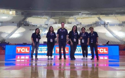 <p>FIBA Local Organizing Committee (LOC) Sports & Competition Head Eric Altamirano (3rd from left) with his staff <em>(Photo courtesy of SBP)</em></p>