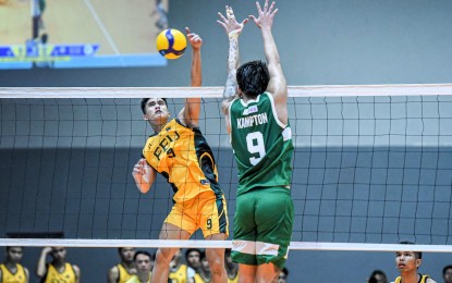 <p><strong>ATTACK.</strong> Zhydryx​ S​aavedra of Far Eastern University (left) tries to score off Noel Michael Kampton of De La Salle University during the 2023 V-League Men's Collegiate Challenge at Paco Arena in Manila on Sunday (Aug. 20, 2023). The Tamaraws prevailed, 25-22, 20-25, 25-23, 16-25, 17-15, for a 1-1 slate. <em>(Photo courtesy of V-League)</em></p>