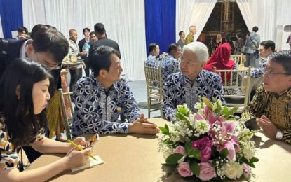 <p><strong>PH-KOREA FTA</strong>. South Korea’s Trade, Industry and Energy Minister Ahn Duk-Geun (2nd from left seated) and Philippine Department of Trade and Industry Secretary Alfredo Pascual (also in blue Indonesian batik and talking to Ahn) meet on the sidelines of the 55th ASEAN Economic Ministers Meeting in Semarang, Indonesia on Aug. 20, 2023. Ahn and Pascual are aiming to sign the PH-Republic of Korea free trade deal in September. <em>(Courtesy of DTI)</em></p>