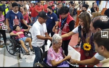 <p><strong>CASH ASSISTANCE</strong>. The Department of Social Welfare and Development hands out PHP3,000 each to 1,000 residents in Urbiztondo town, Pangasinan on Monday (Aug. 21, 2023), with Senator Imee Marcos (third from right) helping in the distribution. The cash assistance was part of the agency's assistance to individuals in crisis situations.<em> (Photo by Hilda Austria)</em></p>