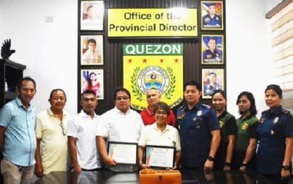 <p><strong>DRUG-CLEARED BARANGAYS</strong>. Quezon Police Director Col. Ledon Monte (fourth from right) leads the certification of drug-free barangays in the province on Monday (Aug. 21, 2023). The five barangays validated as drug-cleared were led by village chief Lea Amorada (fifth from left) of Barangay Mamala 2 in Sariaya town. <em>(Photo courtesy of Quezon PNP-PIO)</em></p>