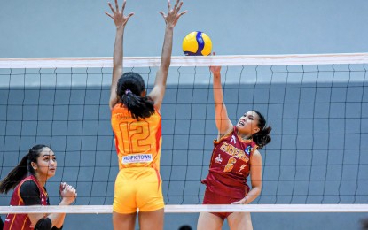 <p><strong>WINNER</strong>. Althea Virnyce Botor of Enderun Colleges (No. 6) against Juna May Gonzales of San Sebastian College-Recoletos (No. 12) during the 2023 V-League Women's Collegiate Challenge at the Paco Arena in Manila on August 20, 2023. Enderun Colleges won the match, 21-25, 21-25, 25-16, 25-23, 15-12. <em>(Photo courtesy of V-League)</em></p>