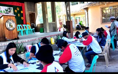 <p><strong>TUPAD PAYOUT</strong>. Personnel from the Department of Labor and Employment (DOLE)-Benguet distribute financial aid to residents in Baguio City on Aug. 18, 2023. The DOLE in Cordillera said they have so far given aid to 2,651 beneficiaries under the Tulong Pangkabuhayan sa Ating Disadvantaged Workers in the provinces of Abra and Apayao. <em>(PNA photo from DOLE-CAR FB)</em></p>