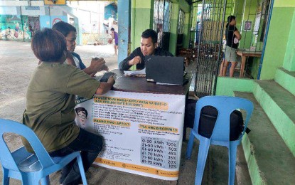 <p><strong>LIFELINE RATE</strong>. Eligible consumers apply for the government’s electricity lifeline rate program in this undated photo. The program targets household members enrolled with the Pantawid Pamilyang Pilipino Program and other indigent families certified by the City Social Welfare and Development Office with monthly consumption of 95 kilowatt-hours and below. <em>(PNA file photo courtesy MORE Power)</em></p>