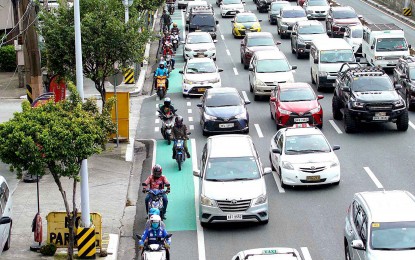 <p><strong>BIKE LANE VIOLATORS.</strong> Motorcycle riders use the bike lane along EDSA in Guadalupe, Makati on Aug. 22, 2023. The Metropolitan Manila Development Authority (MMDA) is set to issue tickets to motorists who violate the safe space of cyclists next week. <em>(PNA photo by Ben Briones)</em></p>