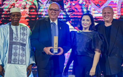 <p><strong>HALL OF FAMER</strong>. The children of Philippine basketball legend Caloy Loyzaga, PBA legends Chito and Joey and actress Bing, receive the FIBA Hall of Fame award on his behalf during a special event to cap Day 1 of the FIBA World Congress at the Sofitel Philippine Plaza Manila in Pasay on Wednesday night (Aug. 23, 2023). Loyzaga joined a group of 12 legendary players and coaches inducted into the FIBA Hall of Fame. <em>(Photo courtesy of FIBA LOC)</em></p>