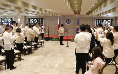 <p><strong>NEW MEMBERS.</strong> President Ferdinand R. Marcos Jr. on Thursday (Aug. 24, 2023) administers the oath of office to the new members of the Partido Federal ng Pilipinas in a ceremony at the Heroes Hall of Malacañan Palace in Manila. Marcos’ son, Ilocos Norte 1st District Rep. Ferdinand Alexander “Sandro” Marcos, was among the new members of the PFP who took oath before the president. <em>(PNA photo by Alfred Frias)</em></p>