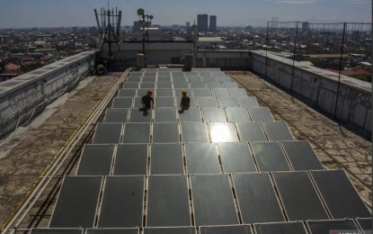 <p><strong>ENERGY TRANSITION</strong>. Workers carry out maintenance of solar panels on the roof of the Claro Hotel, Makassar, South Sulawesi, on Aug. 2, 2023. ASEAN countries, including Indonesia, need US$29.4 trillion in funding until 2050 to implement the energy transition. <em>(ANTARA PHOTO/Arnas Padda/hp)</em></p>