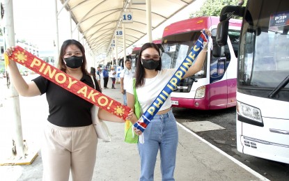 <p><strong>FULL SUPPORT.</strong> Filipinos show their support for the FIBA ​World Cup at the Araneta City bus station in Cubao, Quezon City on Friday (Aug. 25, 2023). They said they plan to watch the games at nearby Smart Araneta Coliseum, which will host matches from Aug. 26 to Sept. 3. <em>(PNA photo by Robert Oswald P. Alfiler)</em></p>