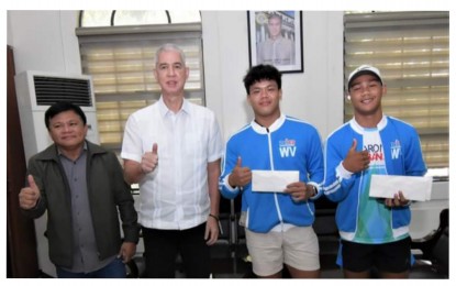 <p><strong>CASH INCENTIVES</strong>. Negros Occidental Governor Eugenio Jose Lacson (2nd from left) and Department of Education Schools Division Superintendent Anthony Liobet with track and field standouts Mico Villaran (right) and Airex Gabriel Villanueva (2nd from right), who were among the recipients of cash incentives given by the provincial government to medalists in the recently-held Palarong Pambansa, during the distribution rites held at the Provincial Capitol in Bacolod City on Thursday afternoon (Aug. 24, 2023). Negrense athletes took home a total of 106 gold, 31 silver and 54 bronze medals. <em>(Photo courtesy of PIO Negros Occidental)</em></p>