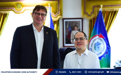 <p><strong>CLOSER PARTNERSHIP.</strong> German-Philippine Chamber of Commerce and Industry (GPCCI) president Stefan Schmitz (left) and Philippine Economic Zone Authority (PEZA) Director General Tereso Panga met on Aug. 22, 2023 at the PEZA head office in Pasay City. PEZA and GPCCI vowed to promote the Philippines as an investment destination for German businesses. <em>(Courtesy of PEZA)</em></p>