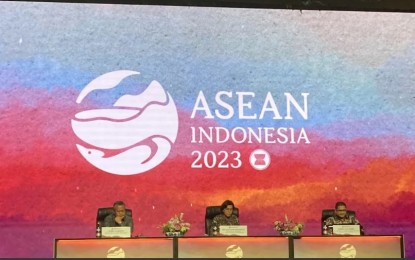 <p><strong>HARMONIZATION.</strong> Governor of Bank Indonesia (BI) Perry Warjiyo, Minister of Finance Sri Mulyani Indrawati and head of the Fiscal Policy Agency of the Finance Ministry Febrio Kacaribu (left to right) attend a press conference on the Meeting of ASEAN Finance Ministers and Central Bank Governors in Jakarta on Friday (Aug. 25, 2023). The officials underscored the need to harmonize the infrastructure financing by implementing sustainable taxonomy. <em>(Antara)</em></p>