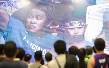 <p><strong>BROADCASTING RIGHTS</strong>. Filipino fans watch FIBA Basketball World Cup games on a giant screen outside Smart Araneta Coliseum in Cubao, Quezon City on Aug. 25, 2023. Over 190 countries and regions have secured broadcasting rights for the FIBA World Cup. <em>(PNA photo by Robert Oswald P. Alfiler)</em></p>