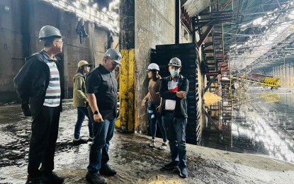 <p><strong>MINIMAL EFFECT.</strong> Sugar Regulatory Administration chief Pablo Luis Azcona (center) visits the Victorias Milling Company compound on Monday (Aug. 28, 2023) after a fire hit its warehouse on Sunday night (Aug. 27). “The fire had minimal effect on the sugar supply. I don’t think it will hamper VMC’s efforts to start the crop year,” he said in a statement. <em>(Photo courtesy of SRA Administrator’s Office)</em></p>