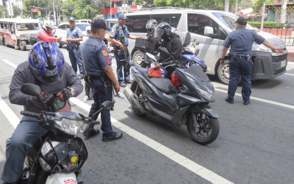 <p><strong>GUN BAN.</strong> Personnel of the Manila Police District Police Station put up a Comelec checkpoint at the corner of Blumentritt Street and España Boulevard in Manila on Monday on Aug. 28, 2023. The gun ban for the Oct. 30 Barangay and Sangguniang Kabataan Elections will run from Aug. 28 to Nov. 29. <em>(PNA photo by Yancy Lim)</em></p>