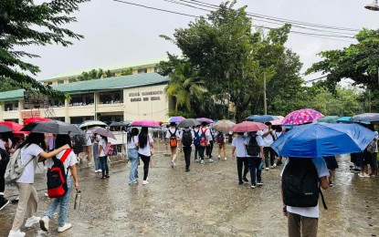 <p><strong>FIRST DAY HIGH</strong>. Learners of the Calasiao Comprehensive National High School show up at the opening of classes for School Year 2023-2024 in Calasiao town, Pangasinan on a rainy Tuesday morning (Aug. 29, 2023). Some localities in the province, however, canceled their classes due to the effects of the habagat enhanced by Typhoon Goring. <em>(Photo courtesy of DepEd Ilocos Region)</em></p>