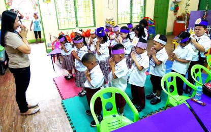 <p><strong>FIRST DAY OF CLASSES. </strong>Teacher Vivian Ramos leads her kindergarten pupils in prayer during the first day of classes at the Bagong Silang Elementary School in Barangay 176, Caloocan City on Tuesday (Aug. 29, 2023). Ramos said 18 of her 25 pupils in the first batch attended the first day of school. <em>(PNA photo by Ben Briones) </em></p>