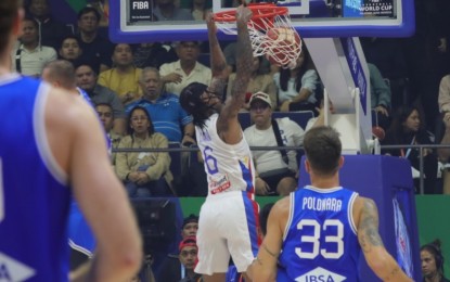 <p><strong>DENIED.</strong> Jordan Clarkson scores a dunk but his 23 points were not enough to help Gilas Pilipinas get the important win against Italy, which advanced to the next round of the 2023 FIBA World Cup at Araneta Coliseum in Quezon City on Tuesday night (Aug. 29, 2023). The Philippines still has a shot at making it to the Paris Olympic Games if it ends up being the best team in Asia in the classification round.<em> (PNA photo by Avito C. Dalan)</em></p>