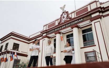 <p><strong>MUSEUM SITE</strong>. Mayor Javier Miguel Benitez (left) and City Engineer Mary Jean Majaducon (right) show Director-General Jeremy Barns of the National Museum of the Philippines around the Victorias City Hall on Monday (Aug. 28, 2023). On the same day, Benitez and Barns sign a usufruct agreement for the establishment of a regional museum for Negrense sugar heritage and indigenous flora and fauna in the northern Negros city. <em>(Photo courtesy of Victorias City Information Office)</em></p>