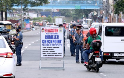 <p><strong>BSKE PERIOD BEGINS.</strong> Quezon City Police District personnel man a checkpoint along Luzon Avenue in Quezon City on Monday (Aug. 28, 2023) for the Barangay and Sangguniang Kabataan Elections (BSKE). The Commission on Elections said it is waiting for the results of the security assessment of the PNP before coming up with a list of areas of concern for the Oct. 30 polls.<em> (PNA photo by Joey O. Razon)</em></p>