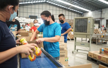 <p><strong>QUICK RELIEF RESPONSE.</strong> Volunteers repack relief supplies in this undated photo using the mechanized production system of the Visayas Disaster Resource Center (VDRC) located in Tingub, Mandaue City, Cebu. Department of Social Welfare and Development Secretary Rex Gatchalian on Tuesday (Aug. 29, 2023) directed the agency’s Disaster Response and Management Group to coordinate with the VDRC for the immediate dispatch of 39,000 family food packs to three flood-affected regions in the Visayas and Mindanao. <em>(Courtesy of DSWD Field Office-7)</em></p>