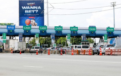 <p><strong>FROM CASH TO CASHLESS.</strong> Motorists use the cash lane of the North Luzon Expressway (NLEX)-Bocaue Toll Plaza on Friday (Aug. 25, 2023), a week before its removal. The Toll Regulatory Board (TRB) on Tuesday (Sept. 26, 2023) announced the fourth batch of the dry-run for contactless toll collection beginning Sept. 28 and the list of participating toll plazas. <em>(PNA photo by Joey O. Razon)</em></p>