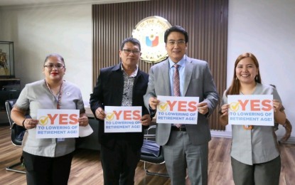 <p><strong>RETIREMENT.</strong> Senator Ramon Revilla Jr. (3rd from left), together with members of the Confederation for Unity, Recognition and Advancement of Government Employees pose for a photo with “YES TO LOWERING OF RETIREMENT AGE” placards as a support to the measures seeking to lower the age of retirement for government employees. <em>(Photo courtesy of Office of Senator Ramon Revilla Jr.)</em></p>