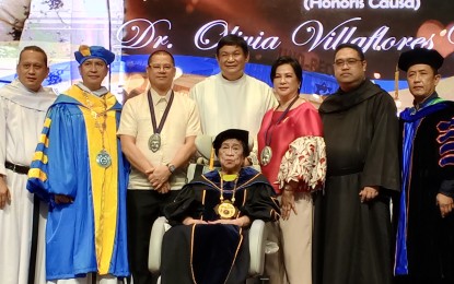 <p><strong>HONORARY DEGREE.</strong> Olivia Villaflores-Yanson (seated), with children Leo Rey Yanson (3rd from left) and Ginnette Yanson-Dumancas (3rd from right), together with Rev. Fr. Joel Alve (2nd from left), president of the University of Negros Occidental-Recoletos; Dr. Raul Alvarez (2nd from right), regional director of the Commission on Higher Education-Western; and other university officials during the conferment of the honorary doctorate on Yanson on Wednesday (Aug. 30, 2023). The 89-year-old businesswoman and philanthropist received a Doctor of Philosophy in Business Management for her “manifold contributions to the world of business.” <em>(PNA photo by Nanette L. Guadalquiver)</em></p>