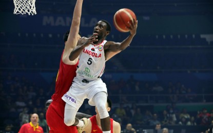 <p><strong>LOSING EFFORT.</strong> Childe Dundao of Angola drives past a much taller Chinese player during a classification game of the FIBA Basketball World Cup at the Smart Araneta Coliseum in Quezon City on Thursday (August 31, 2023). The Angolan scored 17 points in a losing effort to China, which won their first FIBA World Cup win via an 83-76 score. <em>(PNA photo by Avito Dalan)</em></p>