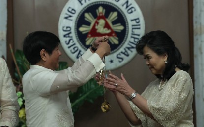 <p><strong>NATIONAL SCIENTIST.</strong> President Ferdinand Marcos Jr. on Thursday (Aug. 31, 2023) awards the Order of National Scientist to Dr. Carmencita Padilla. The conferment ceremony was held at Malacañan Palace in Manila. <em>(Photo courtesy of Presidential Photojournalists Association)</em></p>