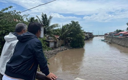 <p><strong>FLOOD INSPECTION</strong>. Bacolod City Mayor Alfredo Abelardo Benitez (right) conducts an ocular inspection of a river in Barangay Banago on Wednesday (Aug. 30, 2023). The village in the northern part of the city was among those hit by floods due to heavy rains brought by southwest monsoon enhanced by Typhoon Goring. <em>(Photo courtesy of Albee Benitez Facebook page)</em></p>
