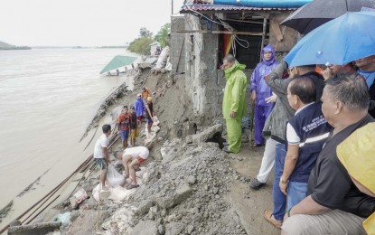 <p><strong>ERODED RIVER WALL</strong>. Village residents of Metro Gabu in Laoag City, Ilocos Norte put sand and concrete bags on the eroded portion of the Gabu River revetment on (Wednesday) Aug. 30, 2023. The DPWH has assured PHP50 million for the repair of the damaged structure. <em>(Contributed photo)</em></p>