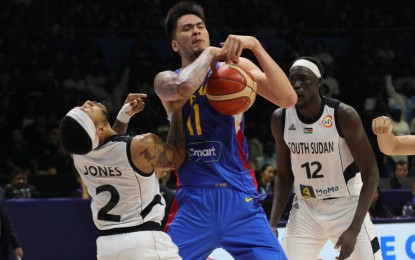 <p><strong>WINLESS.</strong> Gilas Pilipinas' Kai Sotto protects the ball from South Sudan's Carlik Jones in the classification 17-32 round of the FIBA Basketball World Cup at the Smart Araneta Coliseum in Quezon City on Thursday (Aug. 31, 2023). South Sudan won, 87-68, dealing the Philippines its fourth straight loss in the tournament. <em>(PNA photo by Avito Dalan)</em></p>