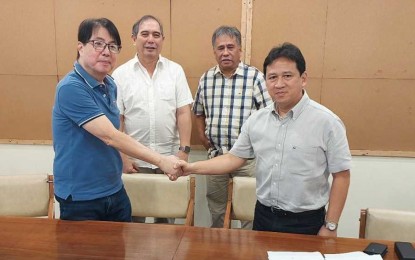 <p><strong>SOLAR POWER DEAL.</strong> A.M. Hijos Inc. president Ramon Montelibano (left) and Zonal Renewables Corp. president Jabez Alvarez shake hands after sealing the deal for the proposed 100-megawatt floating solar power project in Cadiz City, Negros Occidental. The recent signing was witnessed by Leandro Montelibano (back row, left) and Mayor Salvador Escalante Jr., who released a statement on Sunday (Sept. 3, 2023) about the agreement. <em>(Photo courtesy of Cadiz City Mayor’s Office)</em></p>