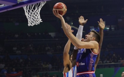 <p><strong>QF-BOUND.</strong> Serbia's Bogdan Bogdanovic goes for a layup in the match against the Dominican Republic at the Smart Araneta Coliseum in Quezon City on Sunday (Sept. 3, 2023). Serbia whips Dominican Republic, 112-79 to book a quarterfinal slot.<em> (PNA photo by Avito C. Dalan)</em></p>