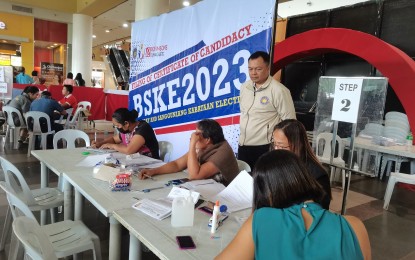 <p><strong>COC FILING</strong>. Lawyer Ian Macaraya (standing) silently observes the filing of Certificate of Candidacy by an aspirant in the Barangay and Sangguniang Kabataan Elections on Saturday (Sept. 2, 2023) at a mall in Dumaguete City. The filing period from Aug. 28 to Sept. 2 in Negros Oriental was peaceful with no reported untoward incidents, security forces said. <em>(PNA photo by Judy Flores Partlow)</em></p>