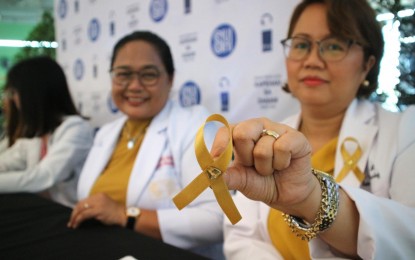 <p><strong>GOLD RIBBON.</strong> Marking the International Childhood Cancer Month, Dr. Cheryl Lyn Diez, a pediatric oncologist, shows a gold ribbon symbolizing the fight against the menace during a press briefing in Davao City on Monday (Sept. 4, 2023). The Mindanao Pediatric Cancer Care Network is currently treating 527 pediatric cancer cases.<em> (PNA photo by Robinson Niñal Jr.)</em></p>